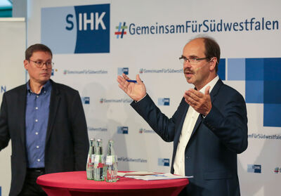 Stephand Langhard während der Wahlarena Schwelm; im Hintergrund Ralf Stoffels (Foto: Bernd Henkel)
