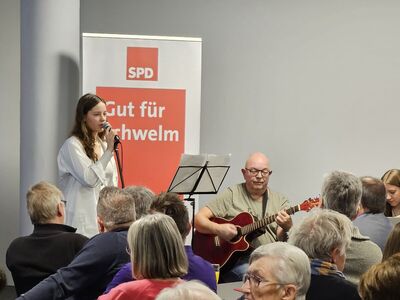 Der gefüllte Saal mit dem Ensemble 2.1 der Musikschule Schwelm im Hintergrund